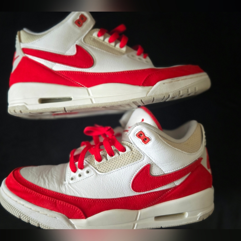 Air Jordan 3 Retro Tinker Air Max 1 University Red.